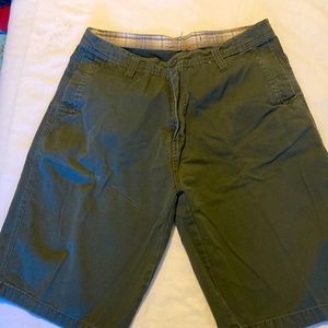 Men’s flat front shorts khaki green